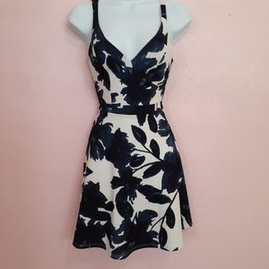 Mini dress v neck with flowers white and navy blue